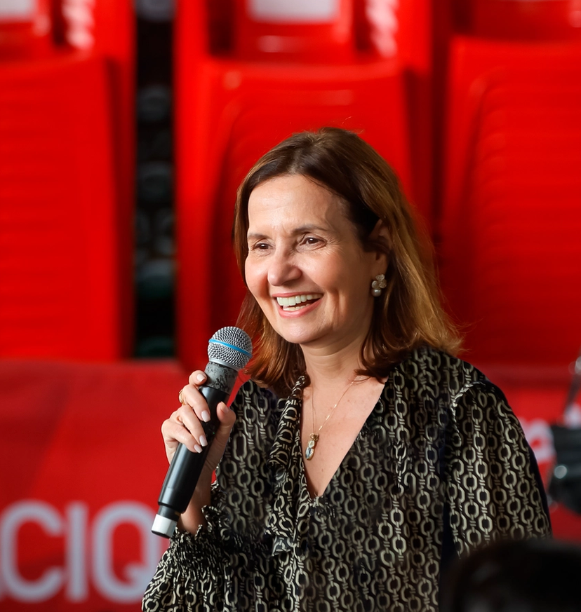 Martha discursando no cacique de ramos