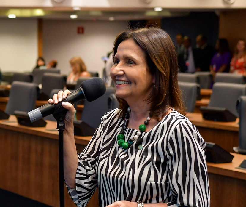 Martha ao microfone na Alerj