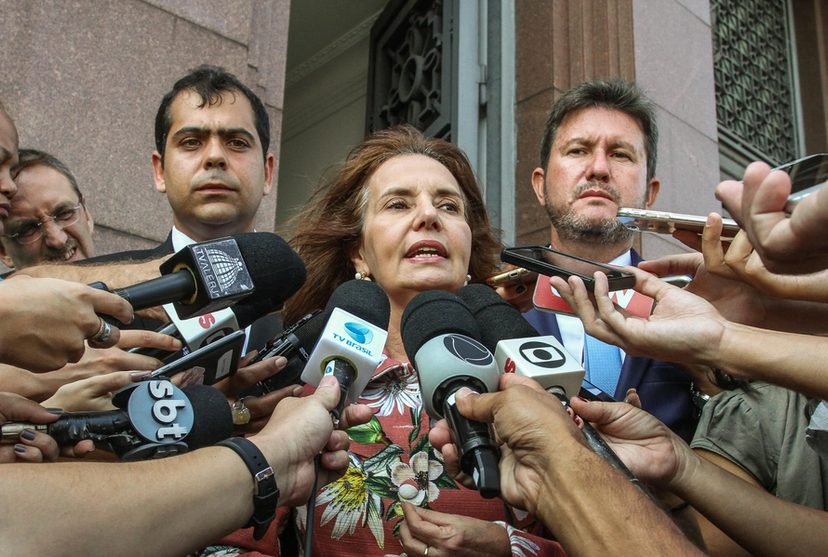 Martha cercada por jornalistas